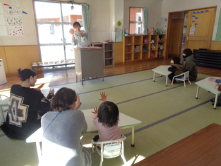 ペープサートを観ているところ