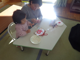 絵馬を作っているところ