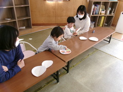 見本のこまをまわす男児