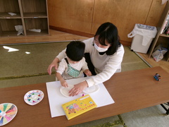 紙皿でこま作り