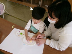 紙皿でこま作り