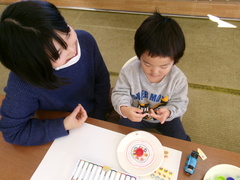 紙皿でこま作り