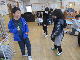 けん玉で遊んでいるところ