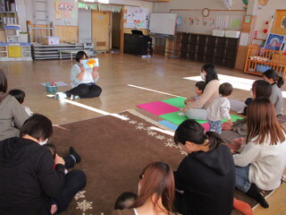 どうぶつさんとあっぷっぷを読んでいるところ