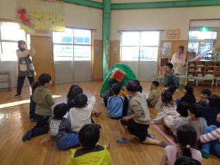 獅子舞をみているところ