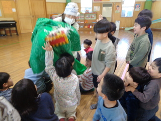 獅子とふれあっているところ