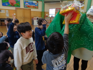 獅子とふれあっているところ