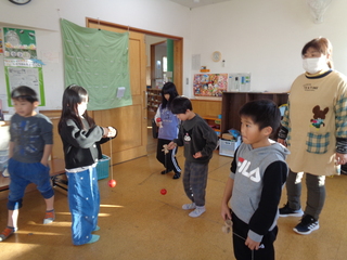 けん玉をしているところ