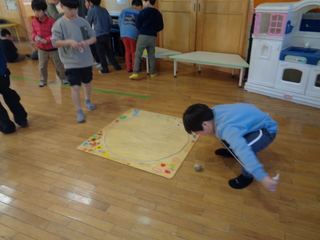 コマ回しをしているところ