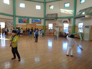 羽根つきをしているところ