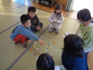 かるた取りをしているところ