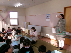 説明を聞く子どもたち