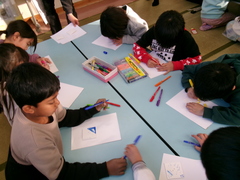 絵や模様を描いているところ