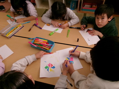 絵や模様を描いているところ