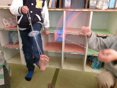 ビュンビュンこまを足で回す男児