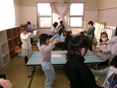 楽しそうに回す子どもたち