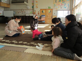 絵本を見ている様子①