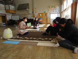 絵本を見ている様子②