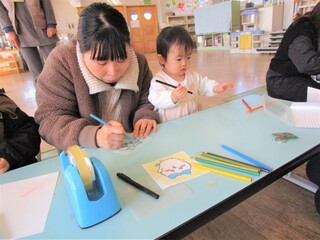 ママと一緒にキーホルダー作り💫