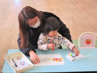 ママと一緒にキーホルダー作り💫