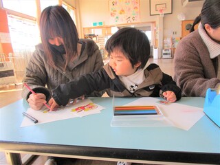 ママと一緒にキーホルダー作り💫