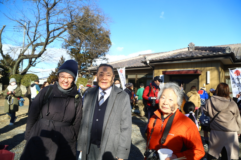 参加者と記念撮影をする石川町長