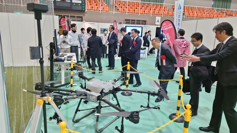 各ブースを視察中の石川町長