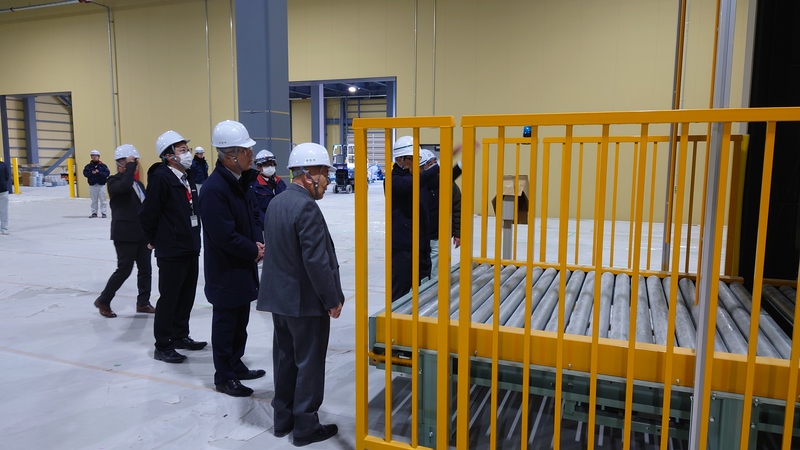 説明を受ける石川町長