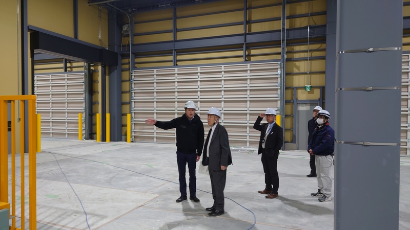 説明を受ける石川町長