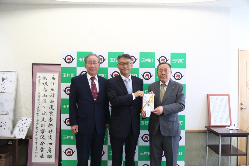 記念撮影をする石川町長