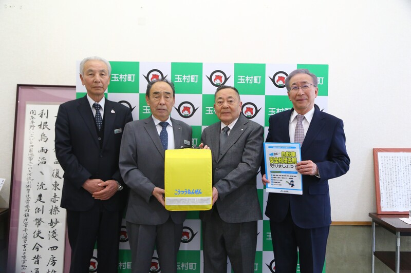 記念撮影をする石川町長