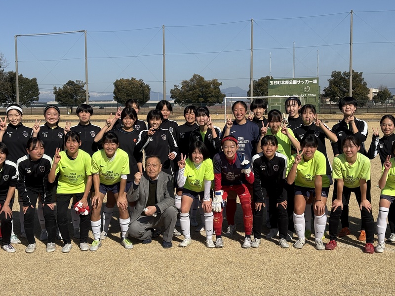 選手と記念撮影をする石川町長