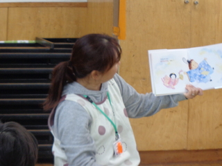 絵本の読み聞かせをしているところ