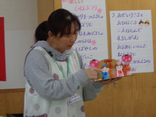 ひなまつり制作の説明をしているところ