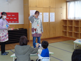おひなさまの作り方を説明しているところ