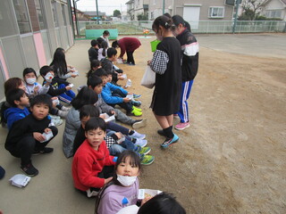 豆を配っているところ