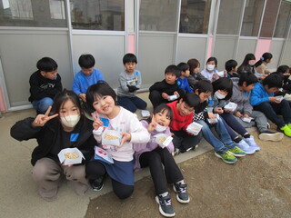 豆をもらっているところ