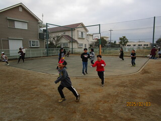鬼を追いかけて豆まき中！