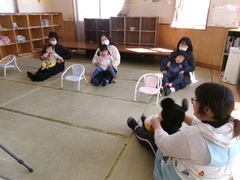 ふれあいあそび「バスにのって」①