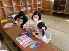 牛乳パックにチラシを詰めているところ