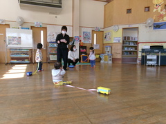 出来上がったバスで遊ぶ子どもたち①