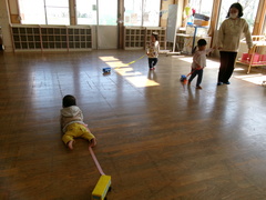 出来上がったバスで遊ぶ子どもたち②