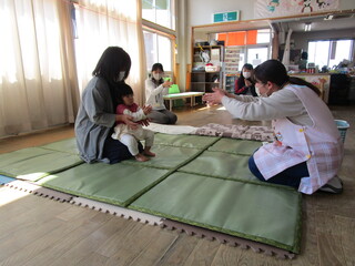 手遊びを楽しんでいる様子♪