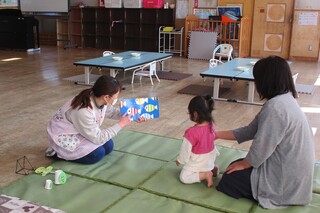絵本『しましまぐるぐる』を楽しんでいる様子①