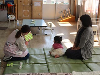 絵本『しましまぐるぐる』を楽しんでいる様子③