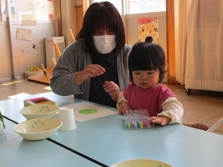 製作の様子「なにいろがいいかな♪」
