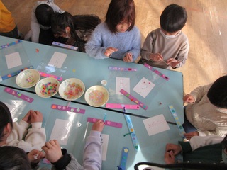 ビーズを貼っているところ