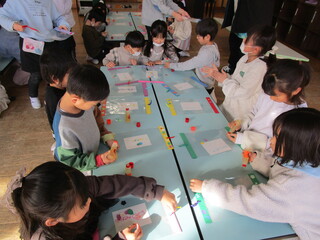 画用紙を貼っているところ