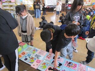 景品を選んでいるところ