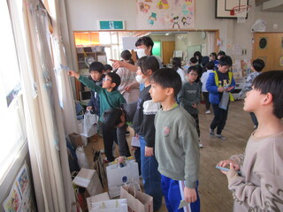 記念品を選んでいるところ